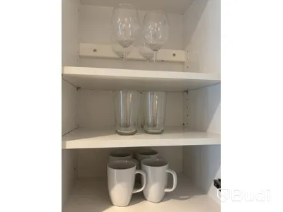 Inventarier till fullt möblerad enrummare - se alla bilder för komplett innehåll