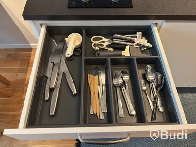 Inventarier till fullt möblerad enrummare - se alla bilder för komplett innehåll