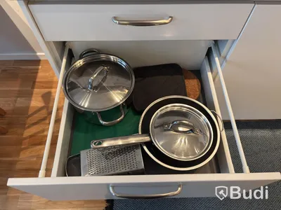 Inventarier till fullt möblerad enrummare - se alla bilder för komplett innehåll