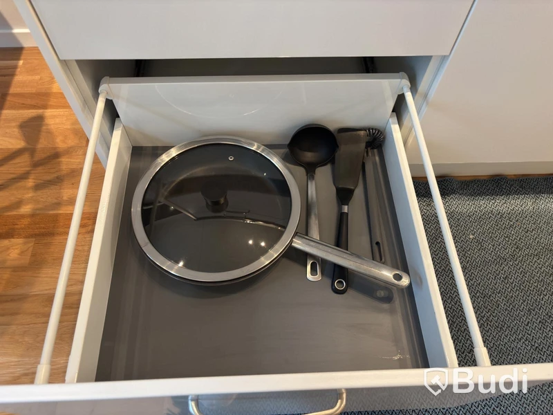 Inventarier till fullt möblerad enrummare - se alla bilder för komplett innehåll