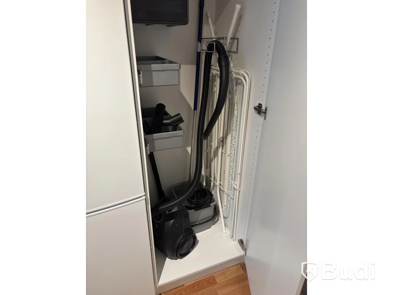 Inventarier till fullt möblerad enrummare - se alla bilder för komplett innehåll