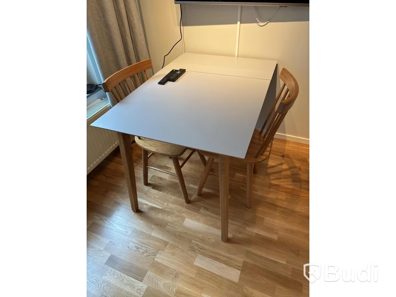 Inventarier till fullt möblerad enrummare - se alla bilder för komplett innehåll