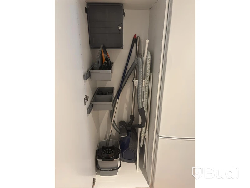 Inventarier till fullt möblerad enrummare - se alla bilder för komplett innehåll