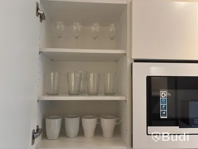 Inventarier till fullt möblerad enrummare - se alla bilder för komplett innehåll