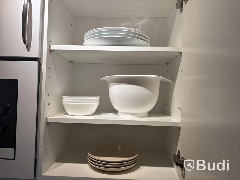 Inventarier till fullt möblerad enrummare - se alla bilder för komplett innehåll