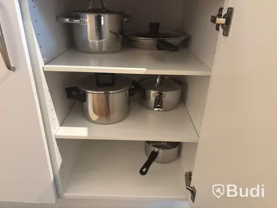 Inventarier till fullt möblerad enrummare - se alla bilder för komplett innehåll