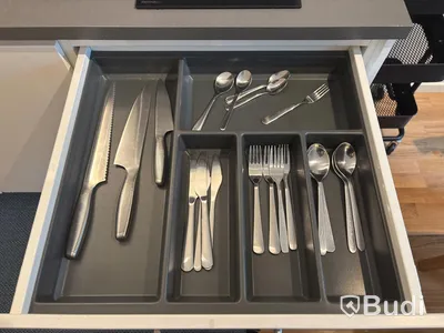 Inventarier till fullt möblerad enrummare - se alla bilder för komplett innehåll