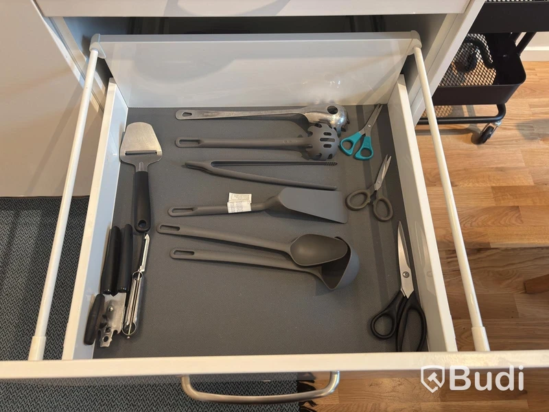 Inventarier till fullt möblerad enrummare - se alla bilder för komplett innehåll