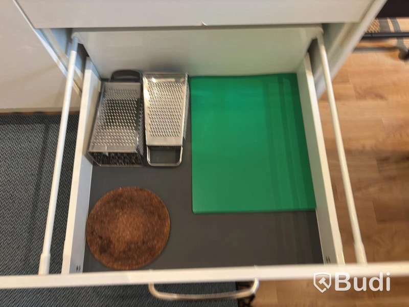 Inventarier till fullt möblerad enrummare - se alla bilder för komplett innehåll