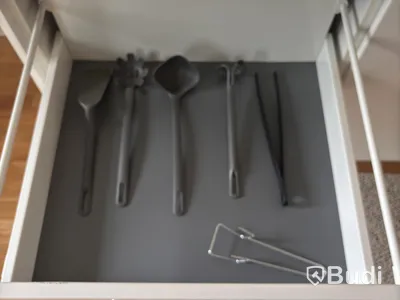 Inventarier till fullt möblerad enrummare - se alla bilder för komplett innehåll
