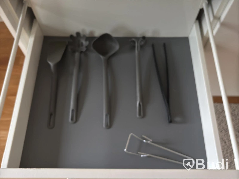 Inventarier till fullt möblerad enrummare - se alla bilder för komplett innehåll