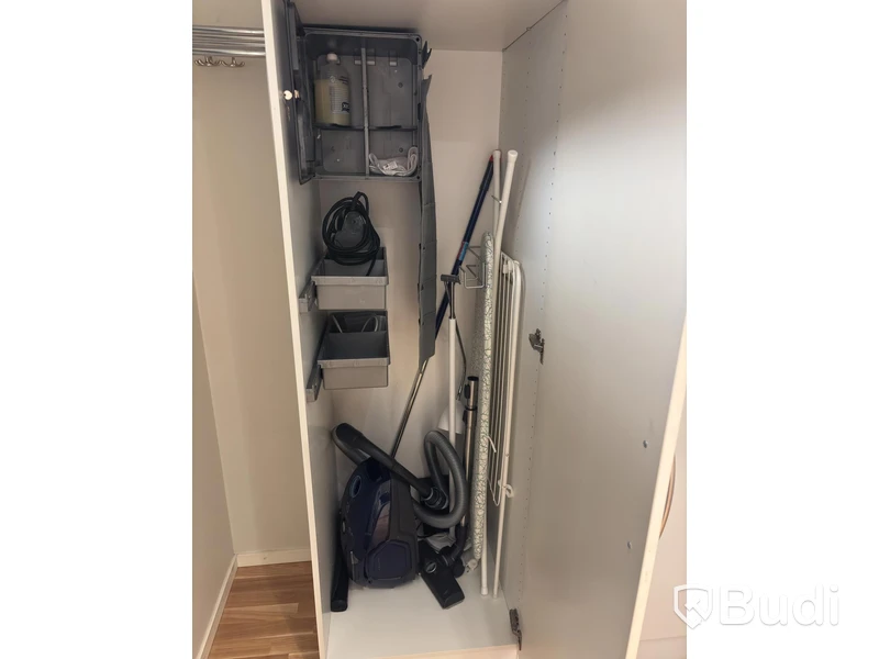 Inventarier till fullt möblerad enrummare - se alla bilder för komplett innehåll