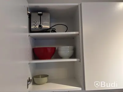Inventarier till fullt möblerad enrummare - se alla bilder för komplett innehåll