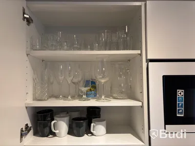 Inventarier till fullt möblerad enrummare - se alla bilder för komplett innehåll