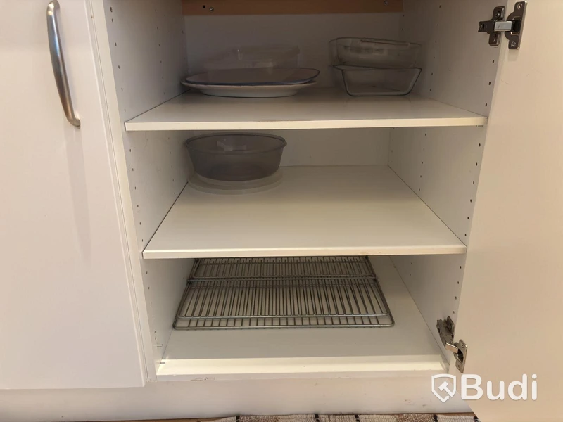 Inventarier till fullt möblerad enrummare - se alla bilder för komplett innehåll