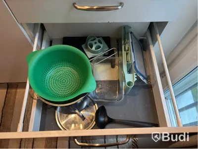 Inventarier till fullt möblerad enrummare - se alla bilder för komplett innehåll