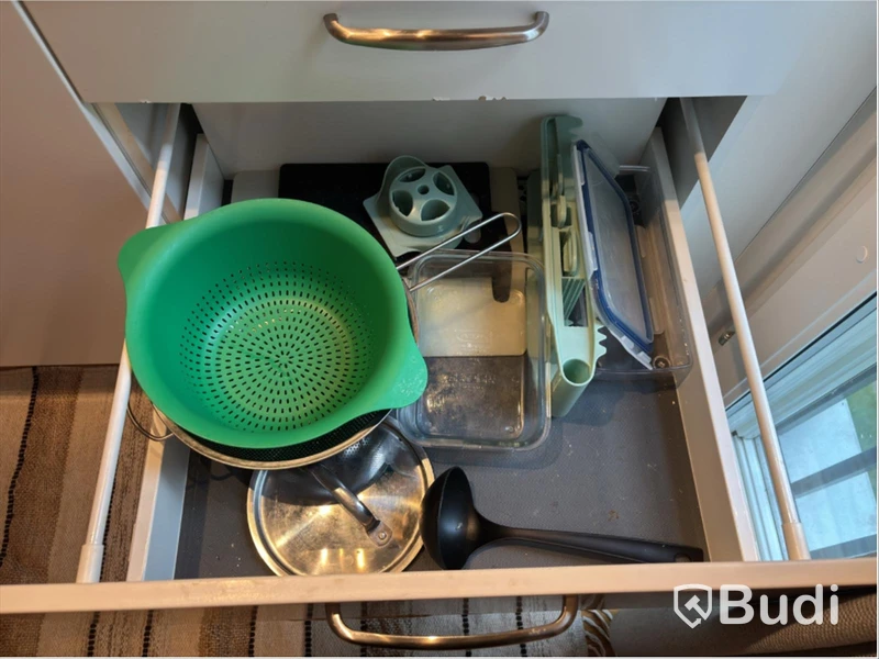 Inventarier till fullt möblerad enrummare - se alla bilder för komplett innehåll