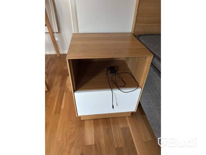 Inventarier till fullt möblerad enrummare - se alla bilder för komplett innehåll