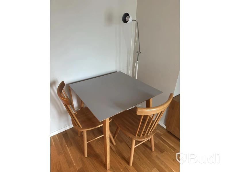 Inventarier till fullt möblerad enrummare - se alla bilder för komplett innehåll
