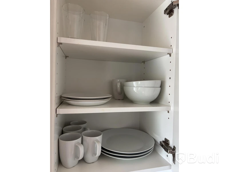 Inventarier till fullt möblerad enrummare - se alla bilder för komplett innehåll