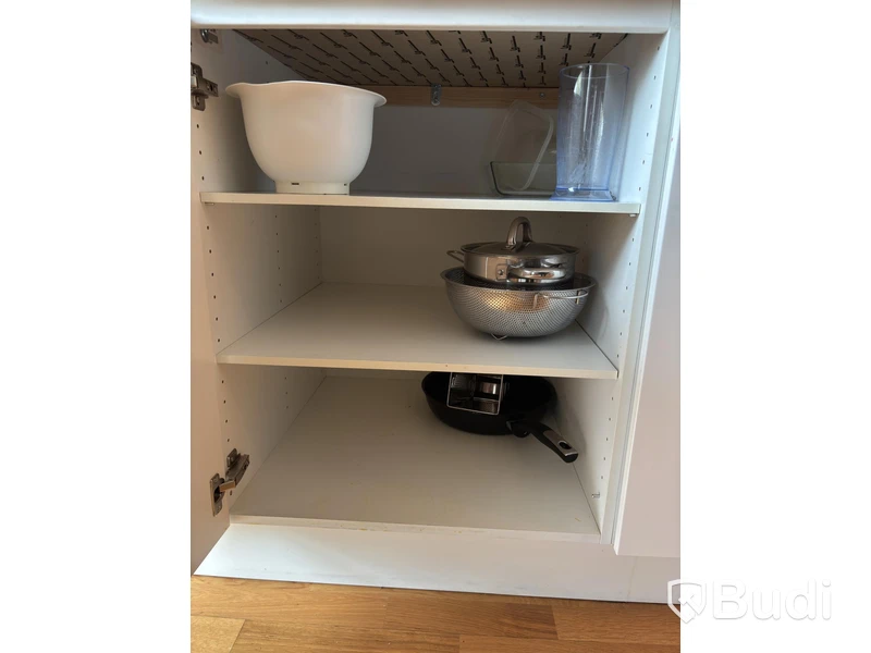Inventarier till fullt möblerad enrummare - se alla bilder för komplett innehåll