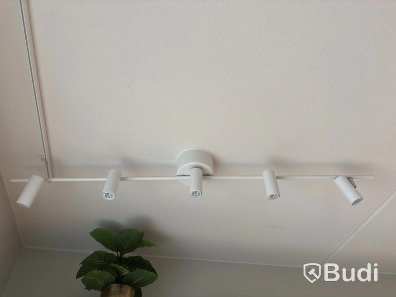 Inventarier till fullt möblerad enrummare - se alla bilder för komplett innehåll