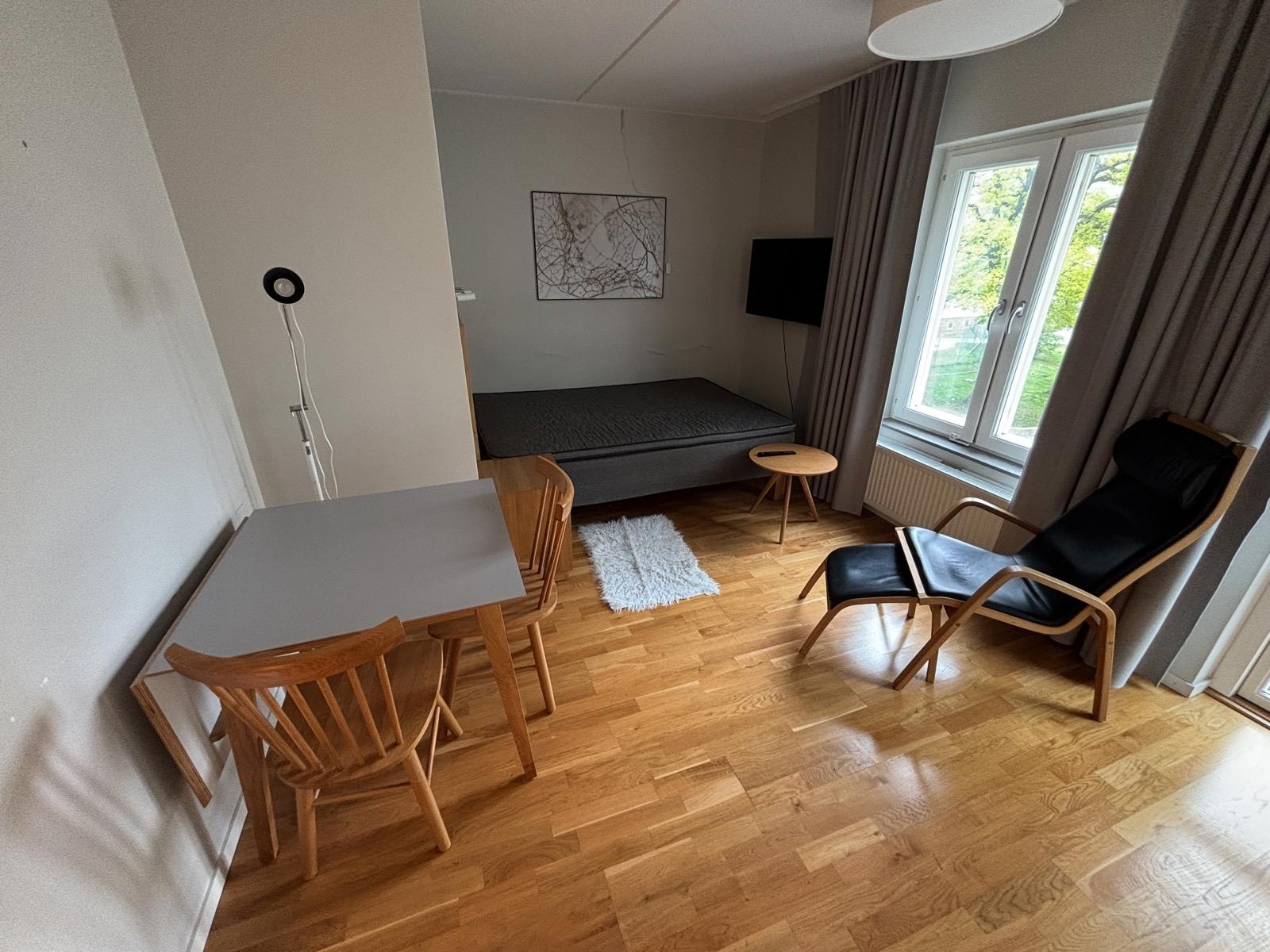 Inventarier till fullt möblerad enrummare - se alla bilder för komplett innehåll