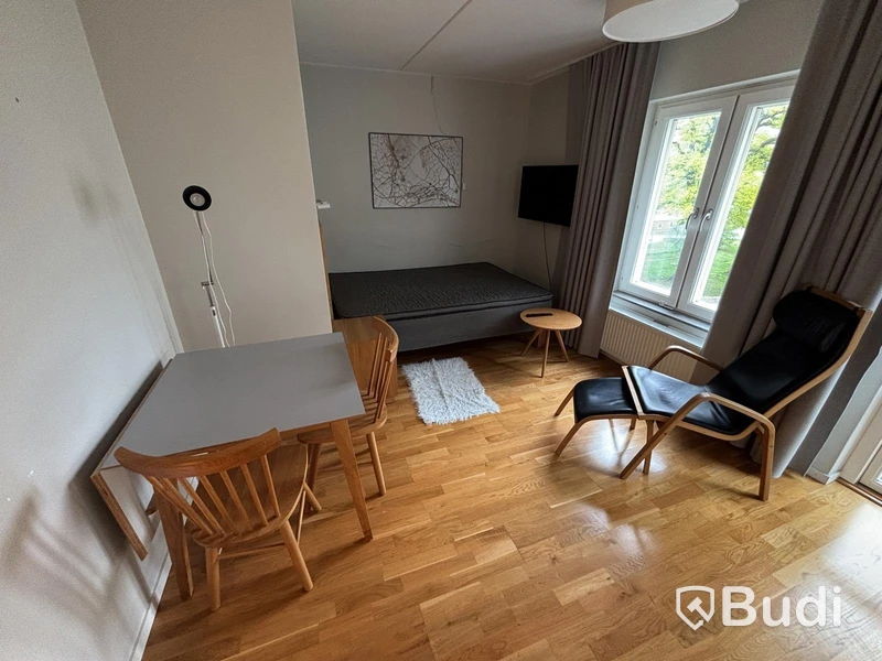 Inventarier till fullt möblerad enrummare - se alla bilder för komplett innehåll
