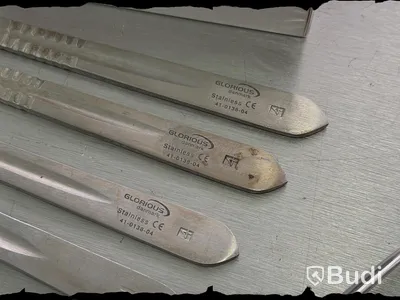 Assortment of stainless steel surgical instruments, incl. Kruuse, Dewimed and Glorius