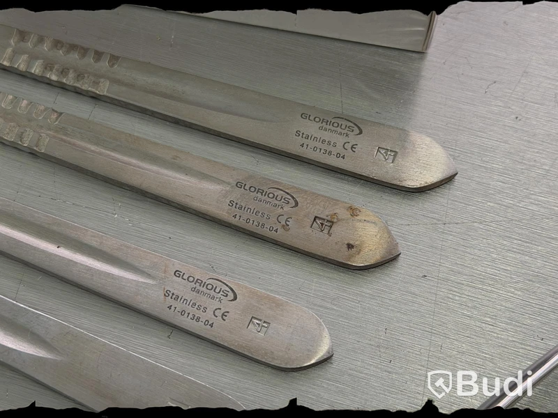 Assortment of stainless steel surgical instruments, incl. Kruuse, Dewimed and Glorius