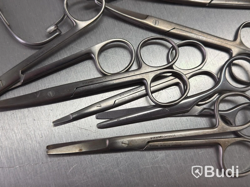 Assortment of stainless steel surgical instruments, incl. Kruuse, Dewimed and Glorius #2