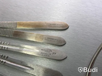 Assortment of stainless steel surgical instruments, incl. Kruuse, Dewimed and Glorius #2