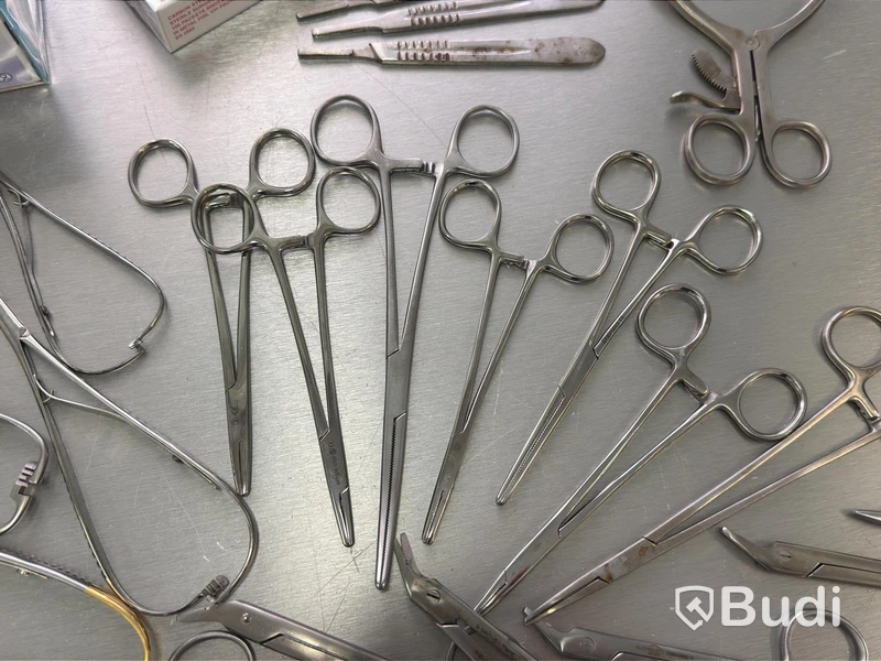Assortment of stainless steel surgical instruments, incl. Kruuse, Dewimed and Glorius #2