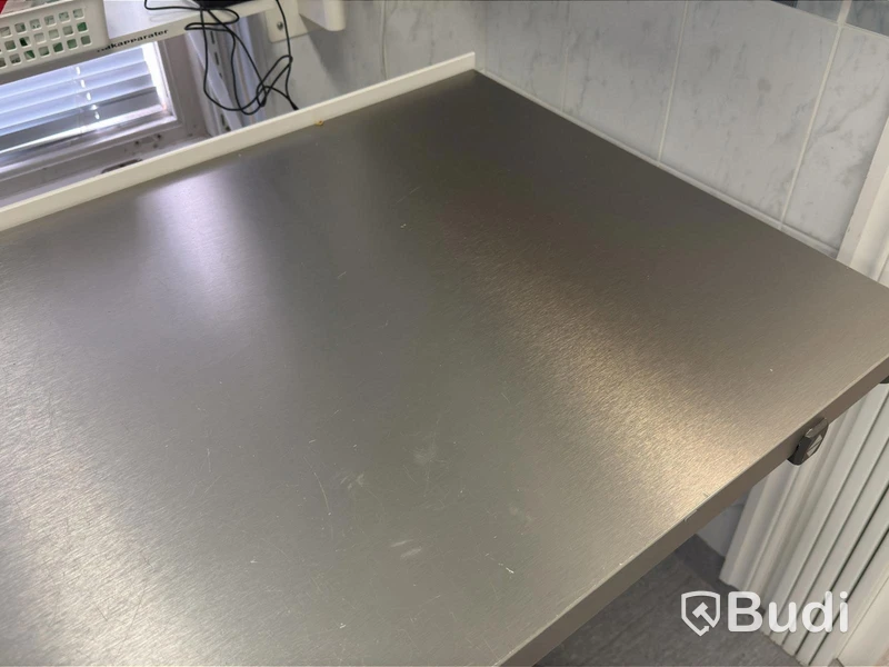 Arbetsbord/ skrivbord med rostfri laminering, Kinnarps, höj- och sänkbart