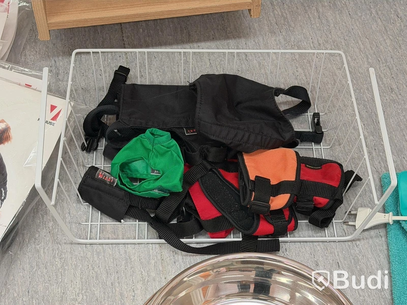 Parti diverse för hund, bl.a. koppel, matskålar, kragar, värmedynor m.m.