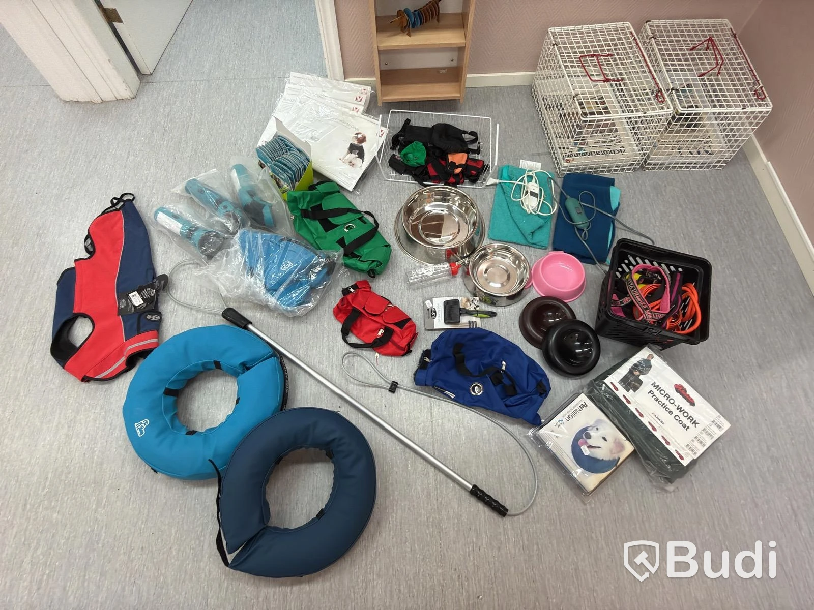 Assorted lot of dog items, incl. leashes, food bowls, collars, heating pads, etc.