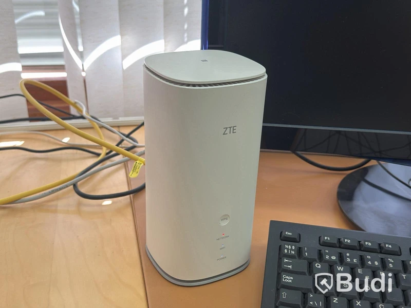 Datorskärm, Philips, samt ZTE router