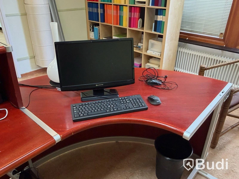 Skrivbord i receptionsutförande samt munkstol och bokhyllor