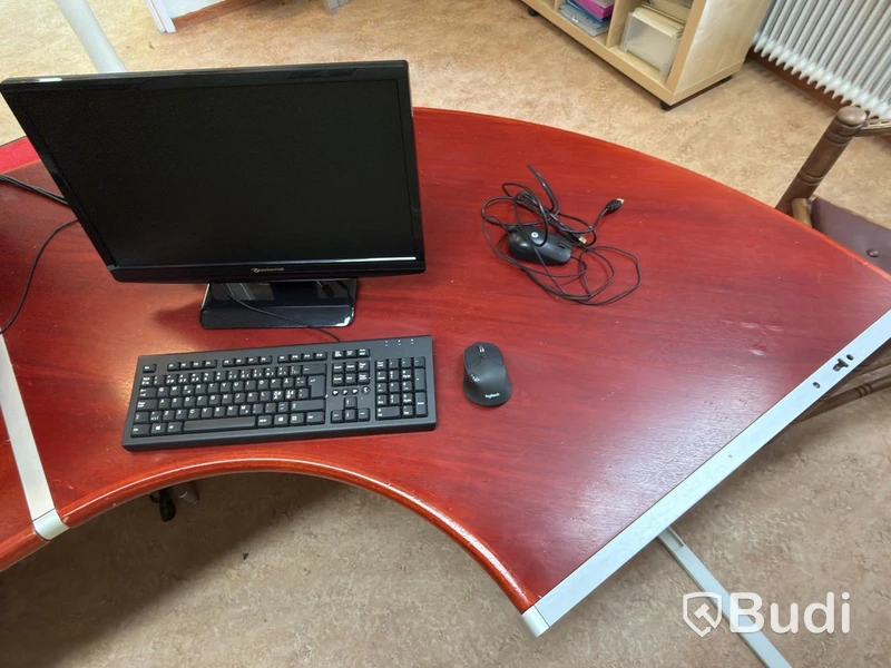 Skrivbord i receptionsutförande samt munkstol och bokhyllor