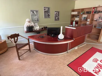 Skrivbord i receptionsutförande samt munkstol och bokhyllor