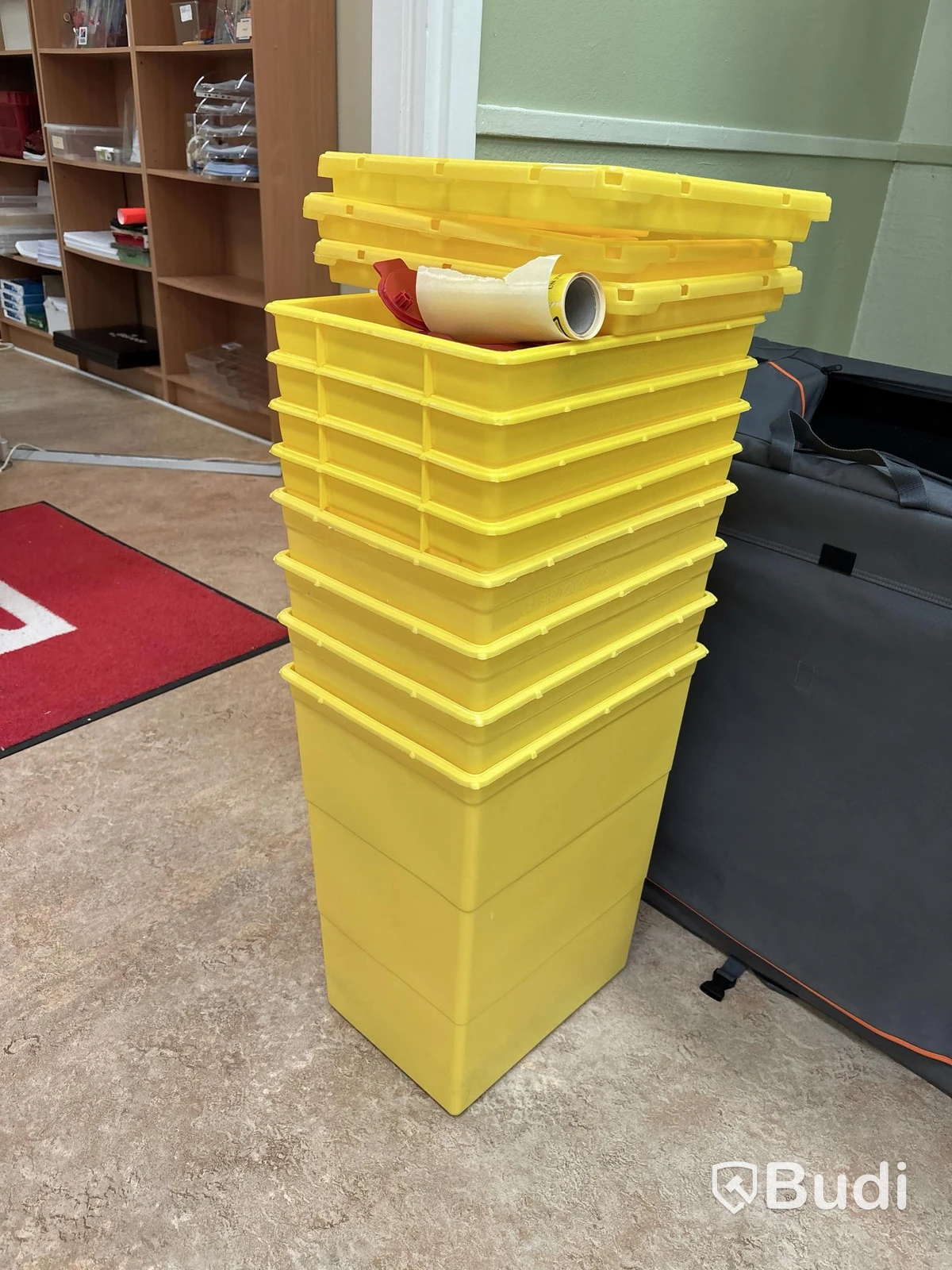 8 hazardous waste containers in two sizes