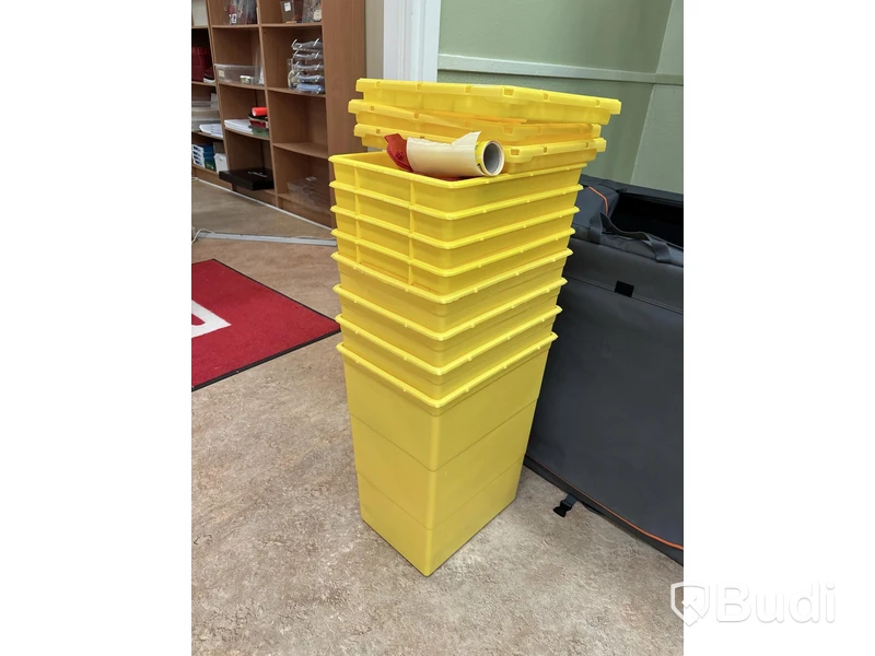 8 hazardous waste containers in two sizes