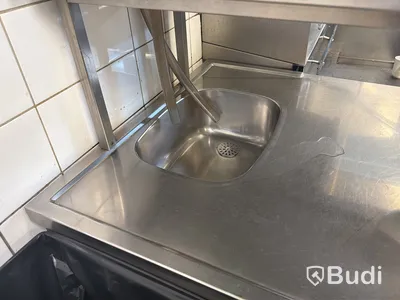 Bänk för diskbackar med avrinning samt sköljbänk