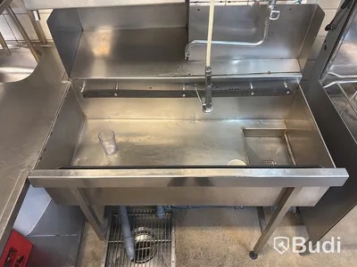 Bänk för diskbackar med avrinning samt sköljbänk