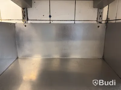 Bänk för diskbackar med avrinning samt sköljbänk