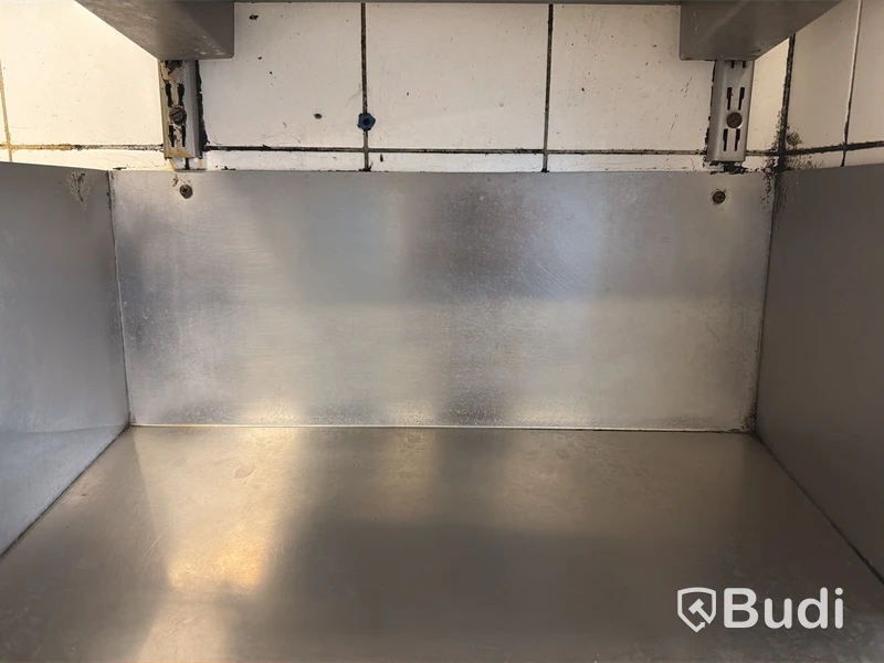 Bänk för diskbackar med avrinning samt sköljbänk