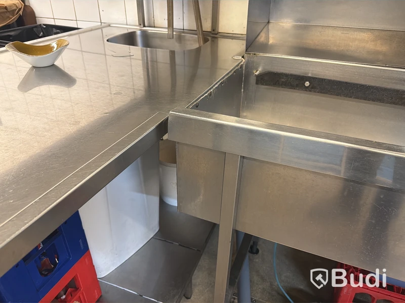 Bänk för diskbackar med avrinning samt sköljbänk