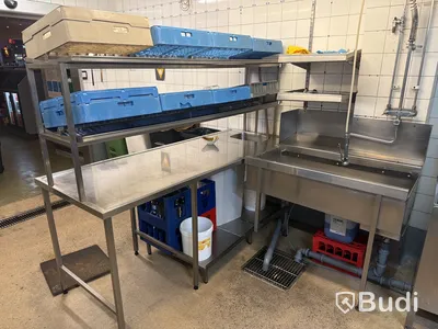 Bänk för diskbackar med avrinning samt sköljbänk