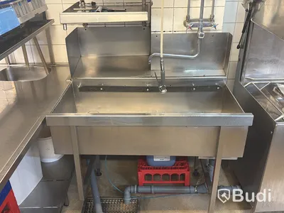 Bänk för diskbackar med avrinning samt sköljbänk