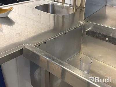 Bänk för diskbackar med avrinning samt sköljbänk